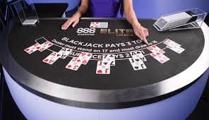 မြန်မာ ကစားသမား qu777 ကာစီနိုတွင် Baccarat ကစားနေသောပုံ